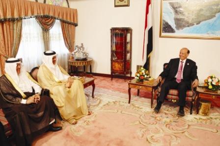 >  الرئيس لدى لقائه د. عبداللطيف الزياني أمس